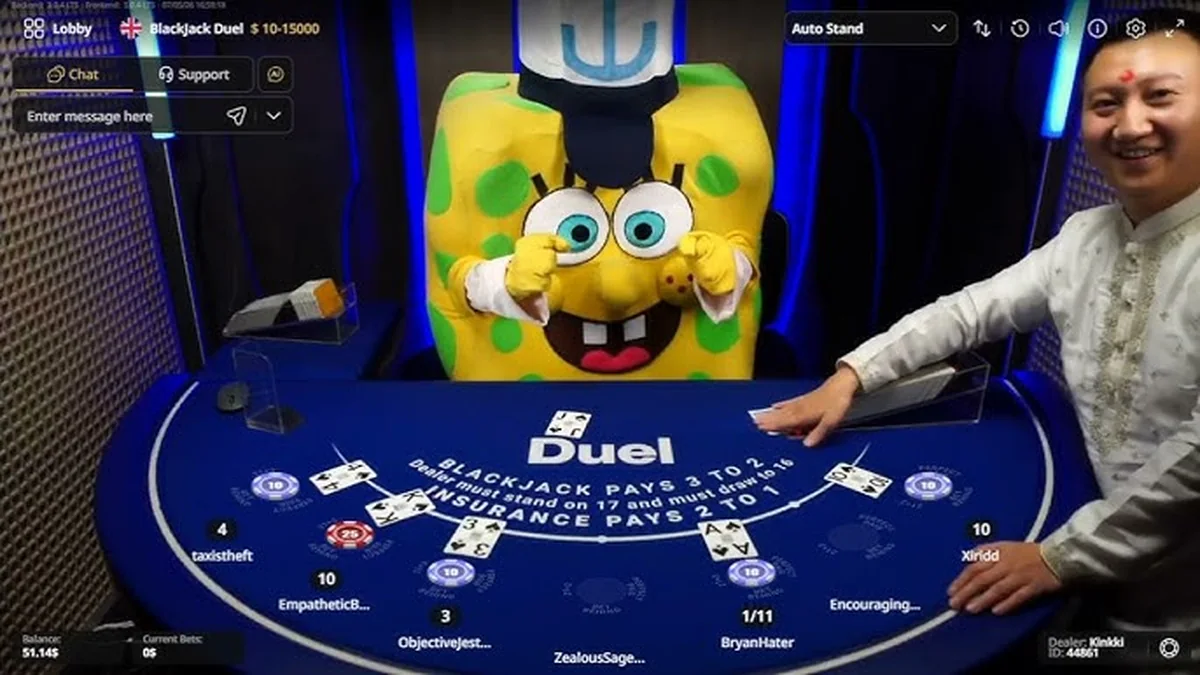 Duel Live Blackjack — oikea jakaja ja puvustettu maskotti live-striimatussa blackjack-pöydässä