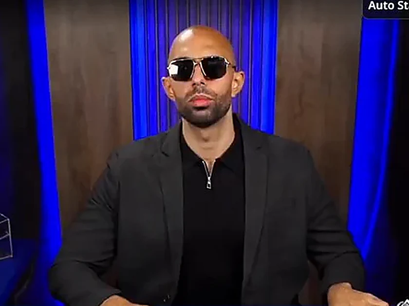 Andrew Taten kaksoisolento jakajan paikalla Duelin blackjack-p&ouml;yd&auml;ss&auml;