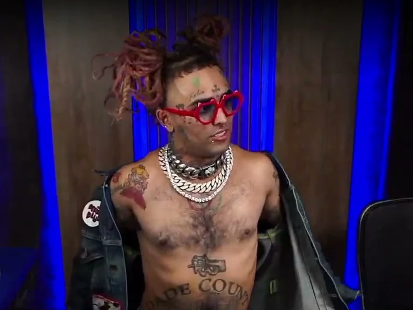 Lil Pump jakamassa kortteja Duelin blackjack-p&ouml;yd&auml;ss&auml;