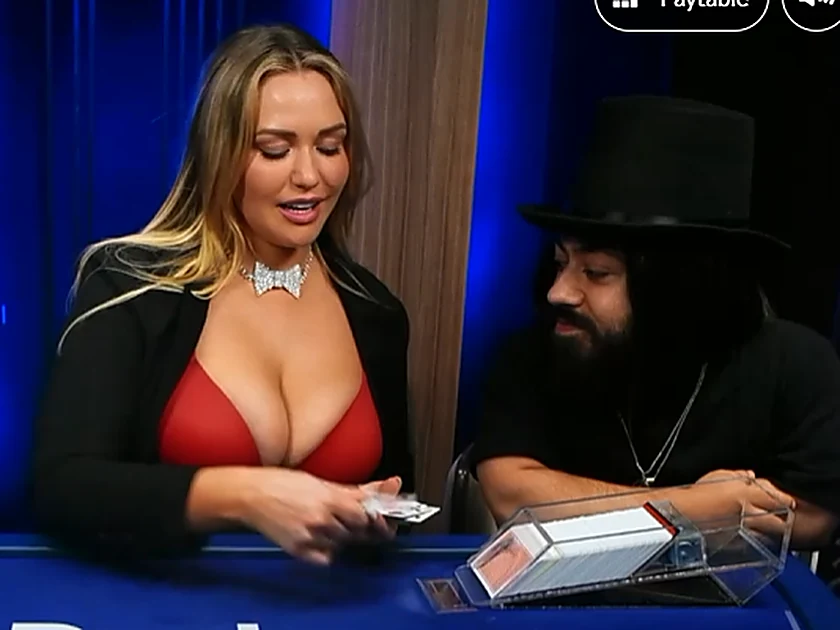 Mia Malkova jakamassa kortteja Duelin live-blackjackp&ouml;yd&auml;ss&auml;