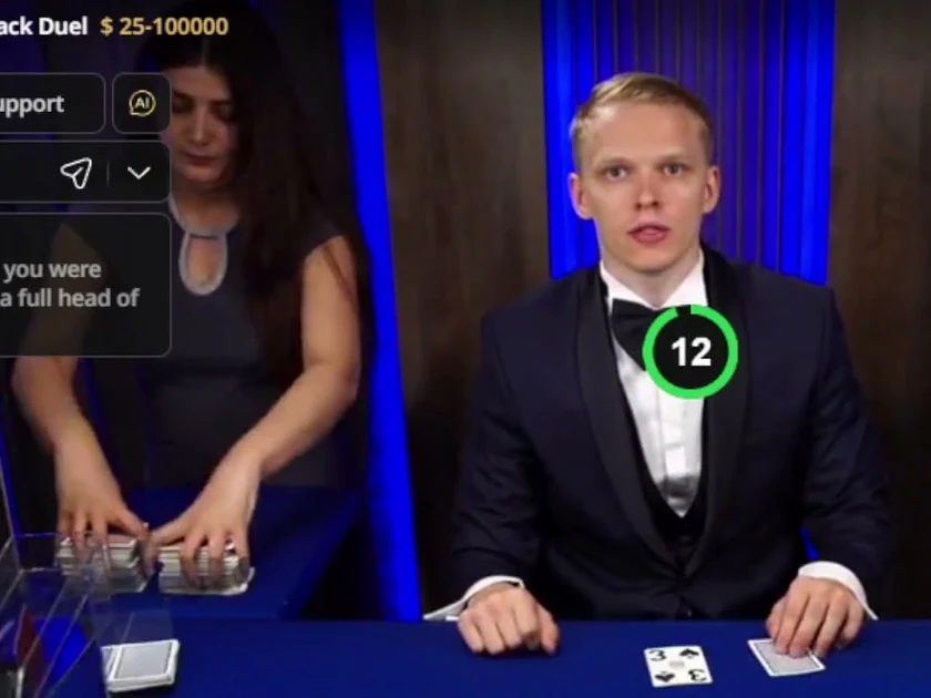 Ossi Monarch Ketola jakamassa Duelin blackjack-p&ouml;yd&auml;ss&auml;